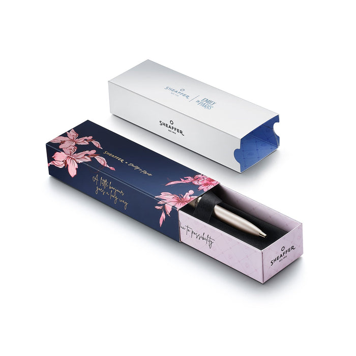 Sheaffer 100 Emily in Paris 9377 Bolígrafo en Oro Champaña con Acabados en Oro Champaña y Clip con Emblema en Forma de Moño