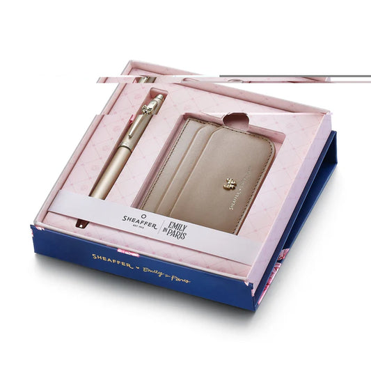Set de Regalo Sheaffer con Emily in Paris: Bolígrafo 100 9377 Oro Champaña con Acabados a Tono y Porta Tarjetas en Cuero Plena Flor