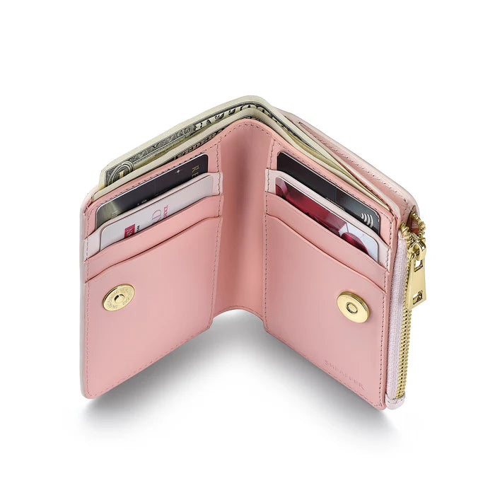 Sheaffer Emily in Paris Billetera Bifold con Cierre en Cuero Plena Flor y Emblema en Forma de Corazón – Rosa