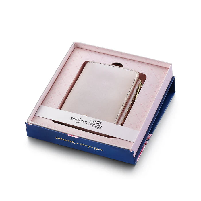 Sheaffer Emily in Paris Billetera Bifold con Cierre en Cuero Plena Flor y Emblema en Forma de Corazón – Rosa