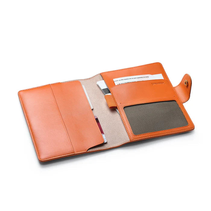 Sheaffer Emily in Paris Porta Pasaporte en Cuero Plena Flor con Porta Pluma y Emblema en Forma de Corazón – Naranja