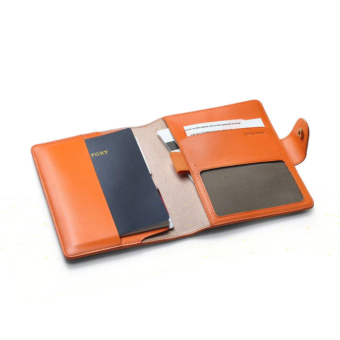 Sheaffer Emily in Paris Porta Pasaporte en Cuero Plena Flor con Porta Pluma y Emblema en Forma de Corazón – Naranja