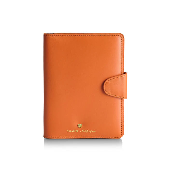 Sheaffer Emily in Paris Porta Pasaporte en Cuero Plena Flor con Porta Pluma y Emblema en Forma de Corazón – Naranja