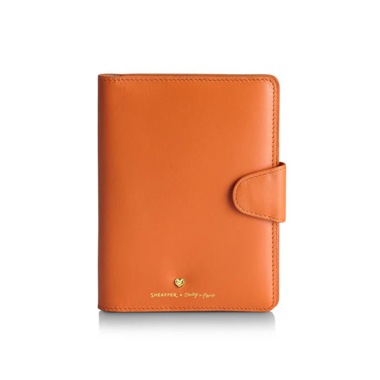Sheaffer Emily in Paris Porta Pasaporte en Cuero Plena Flor con Porta Pluma y Emblema en Forma de Corazón – Naranja