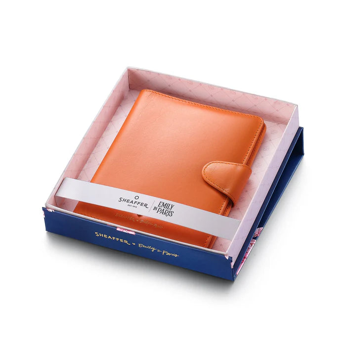 Sheaffer Emily in Paris Porta Pasaporte en Cuero Plena Flor con Porta Pluma y Emblema en Forma de Corazón – Naranja