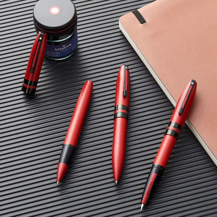 Sheaffer Icon E9111 Pluma Fuente en Rojo Metálico con Acabados PVD en Negro
