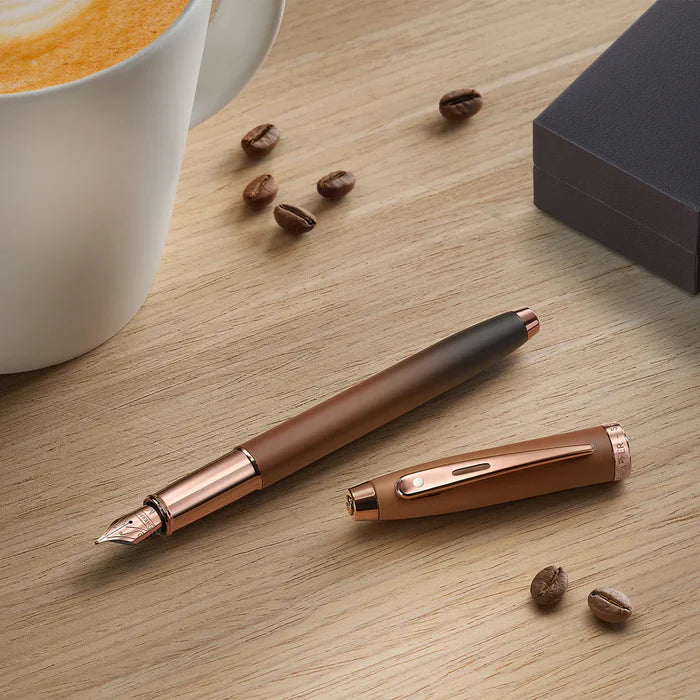 Sheaffer 100 9374 Coffee Edition Pluma Fuente en Café Mate con Acabados PVD Café Regal