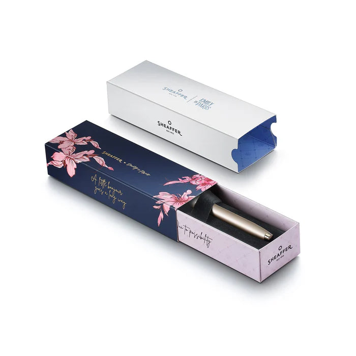 Sheaffer 100 Emily in Paris 9377 Pluma Fuente en Oro Champaña con Acabados en Oro Champaña y Clip con Emblema en Forma de Moño