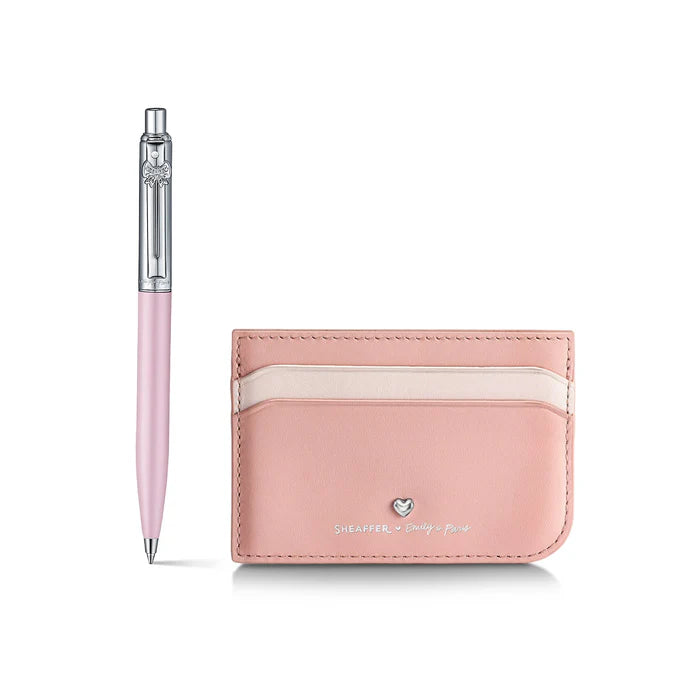 Set de Regalo Sheaffer con Emily in Paris: Bolígrafo Sentinel 321 Rosa Mate con Acabados en Cromo y Porta Tarjetas en Cuero Plena Flor