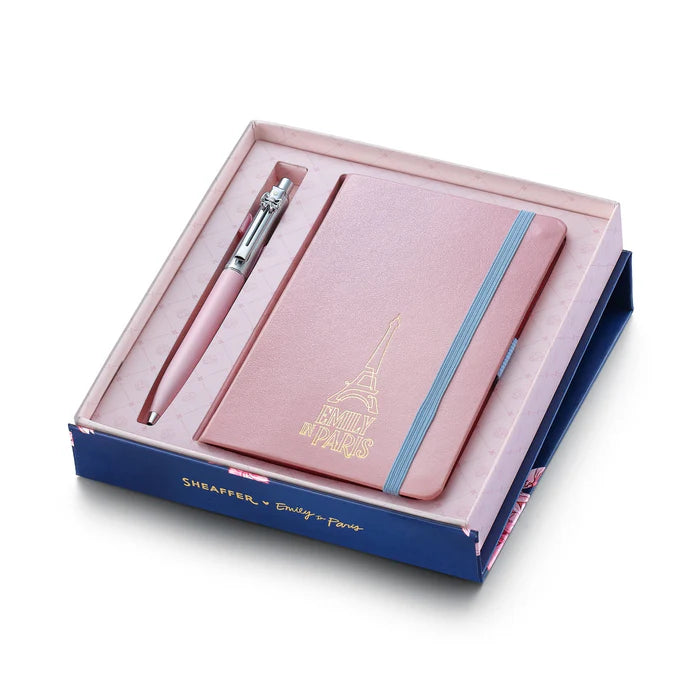 Set de Regalo Sheaffer con Emily in Paris: Bolígrafo Sentinel 321 Rosa Mate con Acabados en Cromo y Cuaderno Pequeño de Tapa Dura