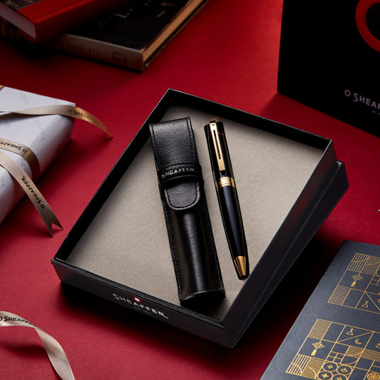 Set Sheaffer® 300 9325 Bolígrafo Negro Brillante con Estuche de Piel