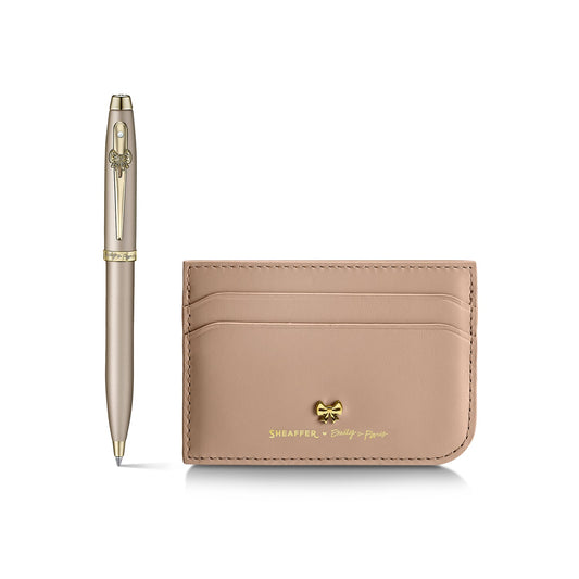 Set de Regalo Sheaffer con Emily in Paris: Bolígrafo 100 9377 Oro Champaña con Acabados a Tono y Porta Tarjetas en Cuero Plena Flor