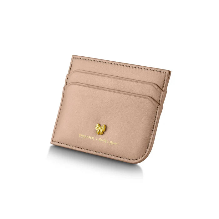 Set de Regalo Sheaffer con Emily in Paris: Bolígrafo 100 9377 Oro Champaña con Acabados a Tono y Porta Tarjetas en Cuero Plena Flor