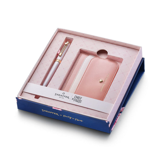 Set de Regalo Sheaffer con Emily in Paris: Bolígrafo Prelude Mini 9810 Rosa Pastel con Cristal Swarovski y Porta Tarjetas en Cuero Plena Flor