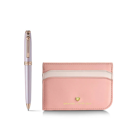 Set de Regalo Sheaffer con Emily in Paris: Bolígrafo Prelude Mini 9810 Rosa Pastel con Cristal Swarovski y Porta Tarjetas en Cuero Plena Flor