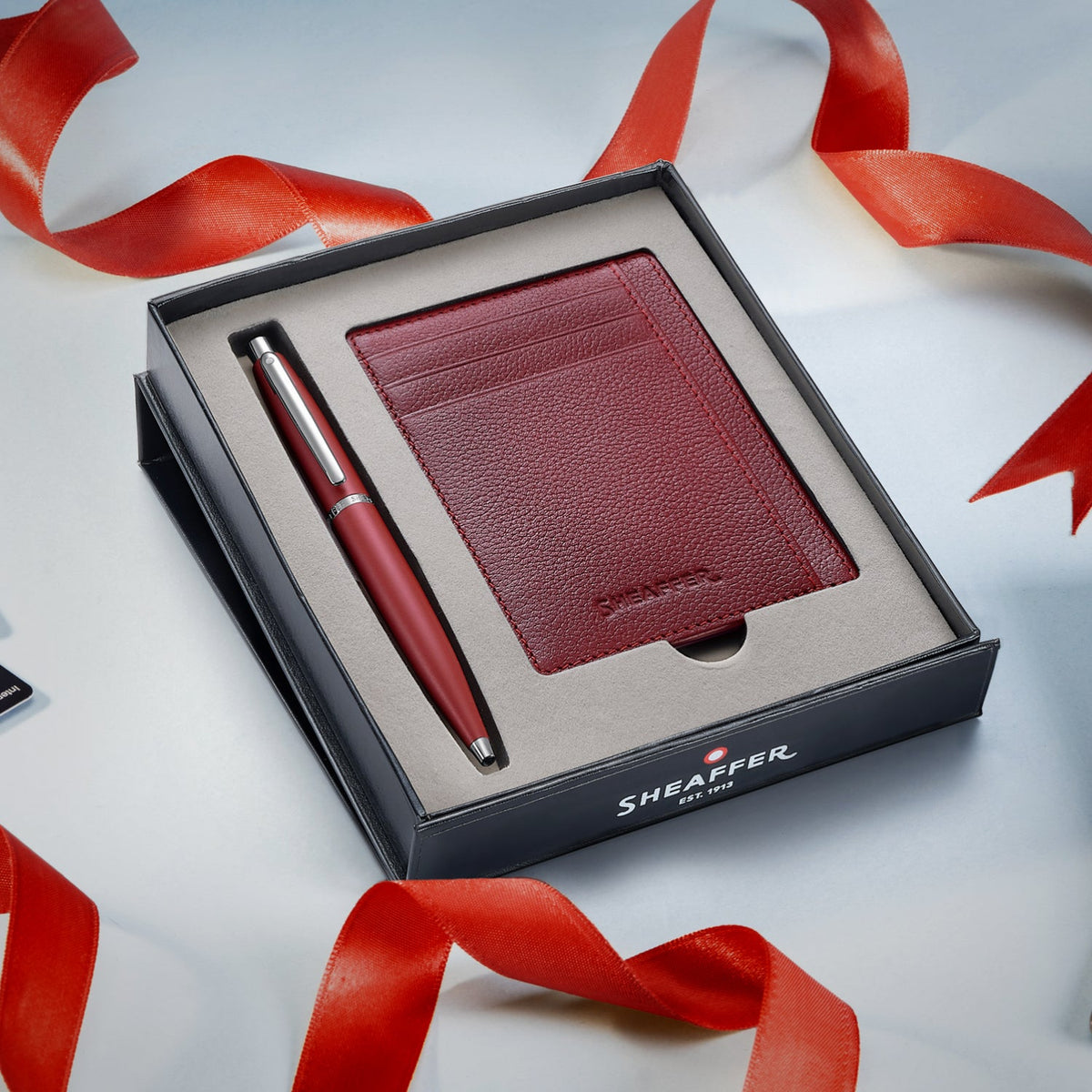 Set Sheaffer® VFM 9403 Bolígrafo Rojo Intenso con Porta Tarjetas de Crédito