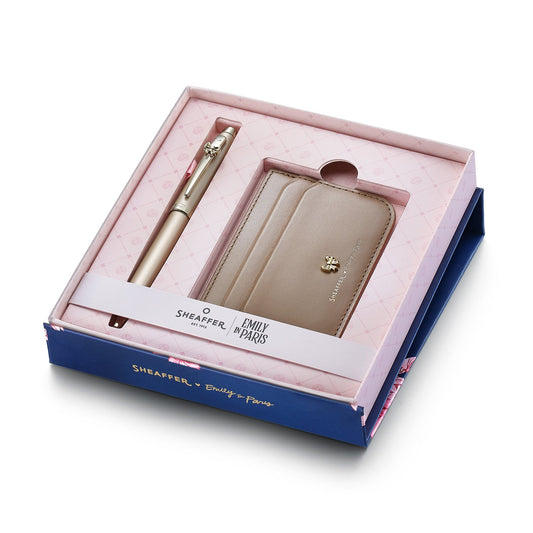 Set de Regalo Sheaffer con Emily in Paris: Bolígrafo 100 9377 Oro Champaña con Acabados a Tono y Porta Tarjetas en Cuero Plena Flor
